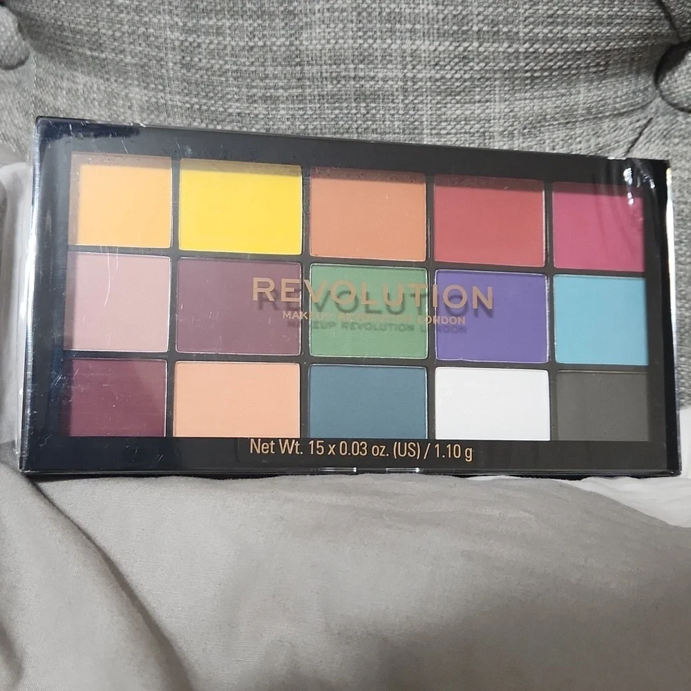 Revolution makeup Reloaded Marvellous mattes Eyeshadow Palette